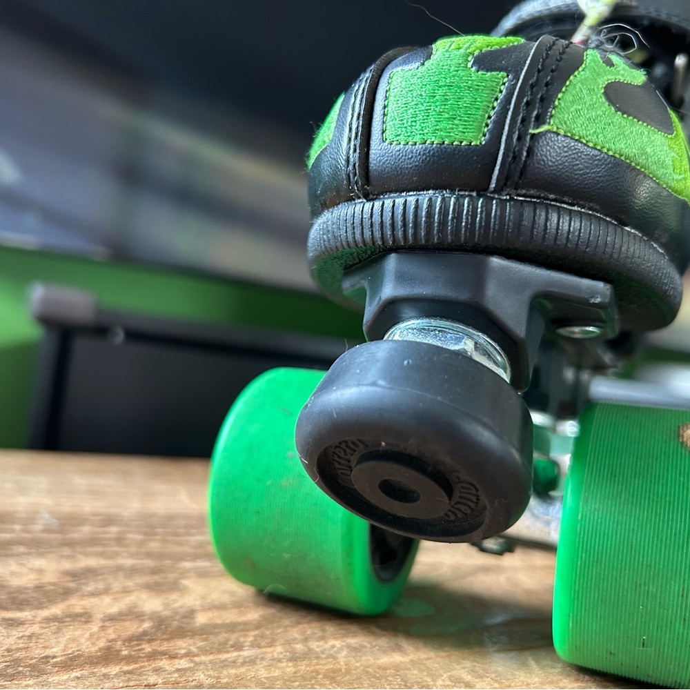 Stylish Black and Green Roller Skates - Picture 3 of 10